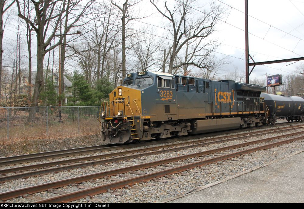 CSX 3283 on M404